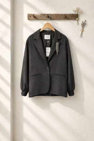 Blazer oversize negra con detalles en la solapa