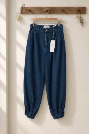 Jeans bombacho con botón en el tobillo