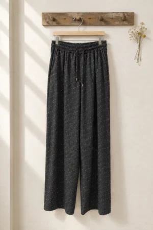 Pantalón palazzo gris con detalles beige y granate
