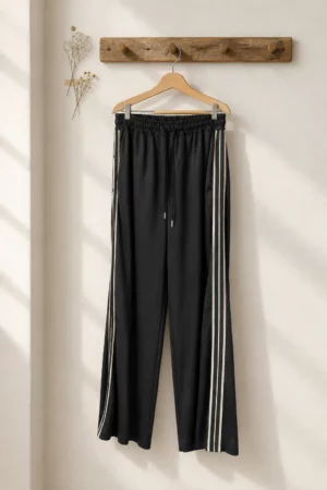 Pantalón recto negro con rayas laterales