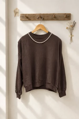 Sudadera con fruncido en los hombros y collar de perlas